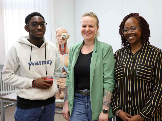 Traumberuf Krankenpflege: Richard Gekonge und Aisha Mussa mit ihrer Klassenlehrerin Denise Naser