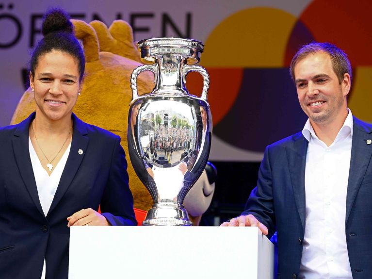 Celia Sasic, DFB, and tournament director Philipp Lahm with the cup