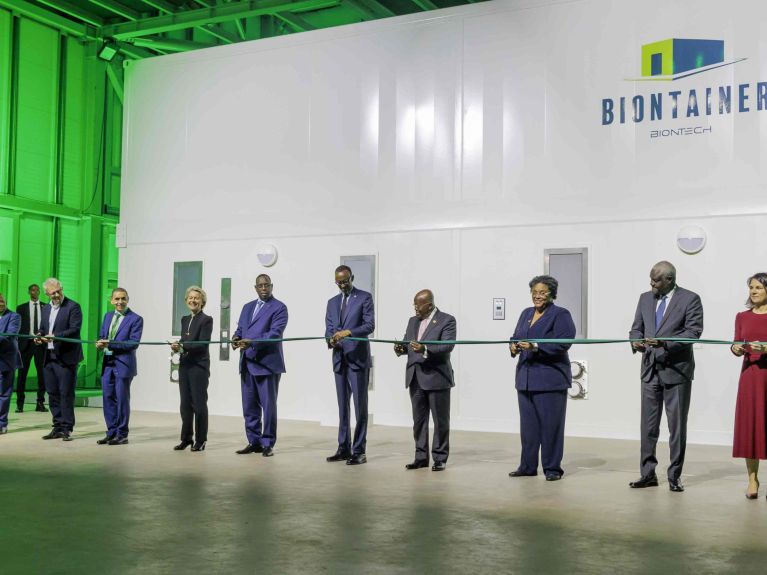 Internationale Politikerinnen und Politiker bei der Eröffnung der „Biontainer“