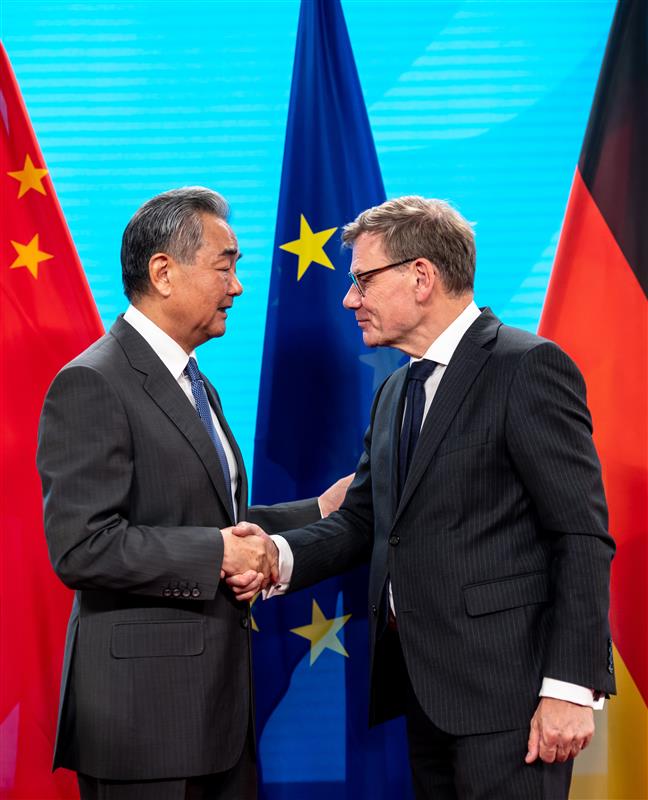 Wadephul meets Chinese counterpart Wang Yi thumbnail
