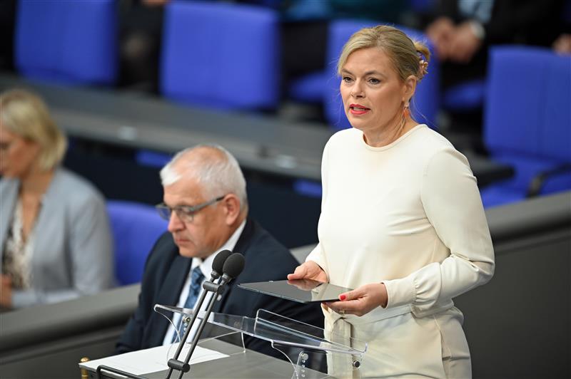 Bundestag commemorates the Srebrenica massacre thumbnail