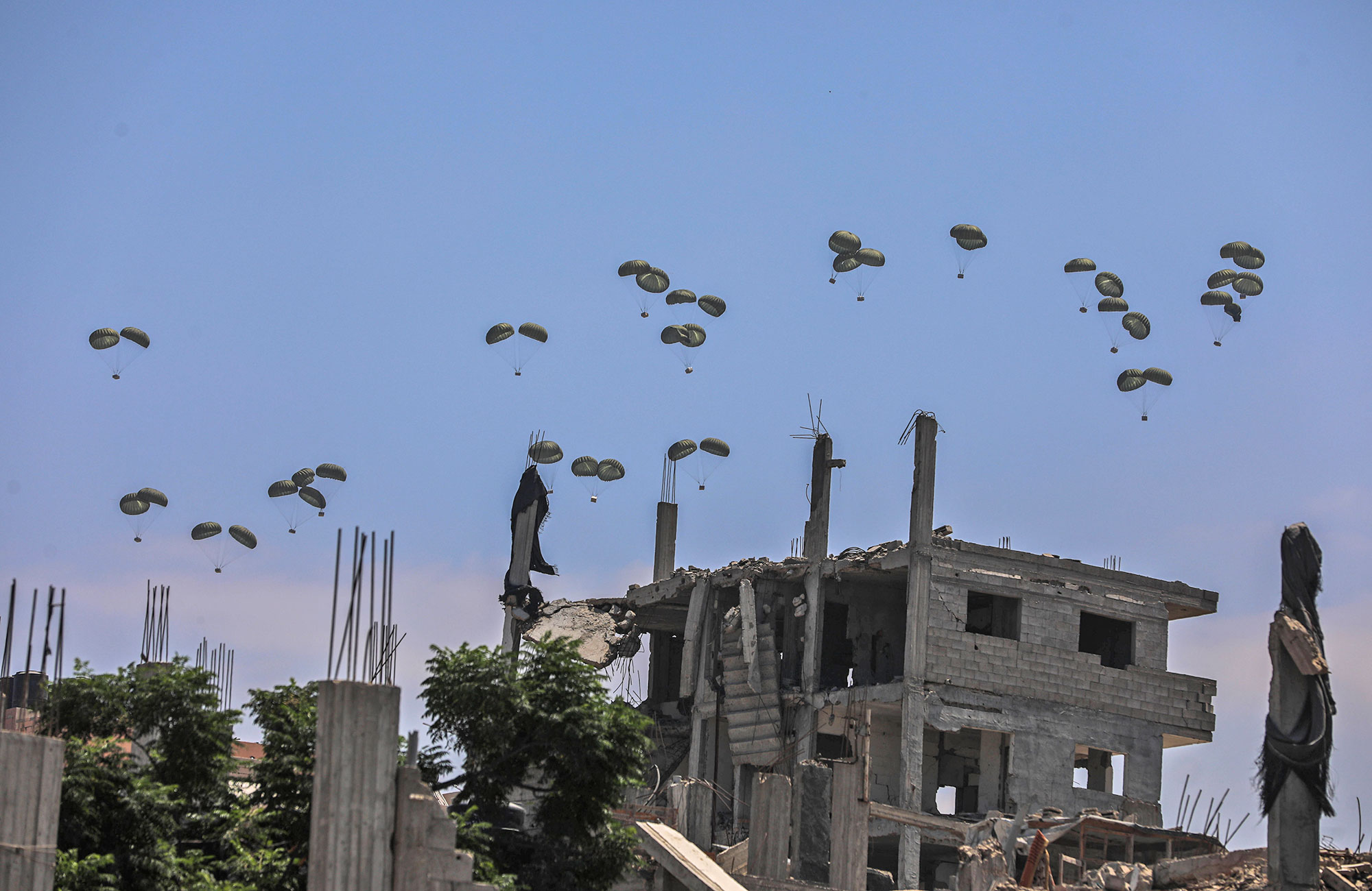 Germany resumes humanitarian airdrops over Gaza thumbnail