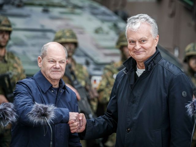 Deutschlands Bundeskanzler Olaf Scholz und der litauische Staatspräsident Gitanas Naueda 