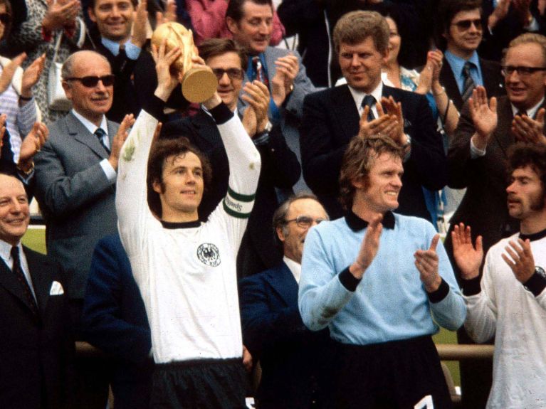 弗朗茨·贝肯鲍尔在 1974 年世界杯上与冠军奖杯合影