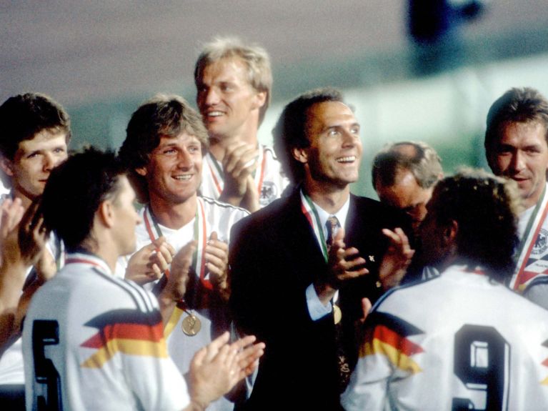 Франц Беккенбауэр в роли тренера сборной на чемпионате мира 1990 года.