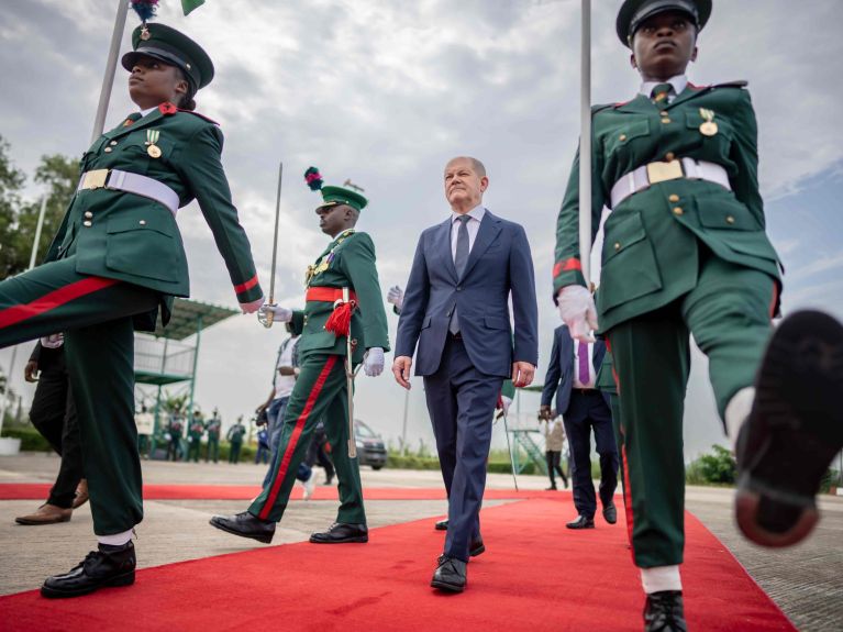 German Chancellor Olaf Scholz is welcomed to Nigeria with military honours.