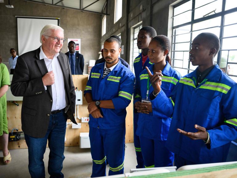 German President Frank-Walter Steinmeier visits a vocational training school in Zambia.