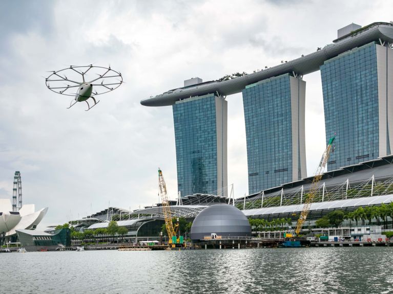 2019 年，Volocopter 在新加坡滨海湾进行了首次载人空中出租车飞行。