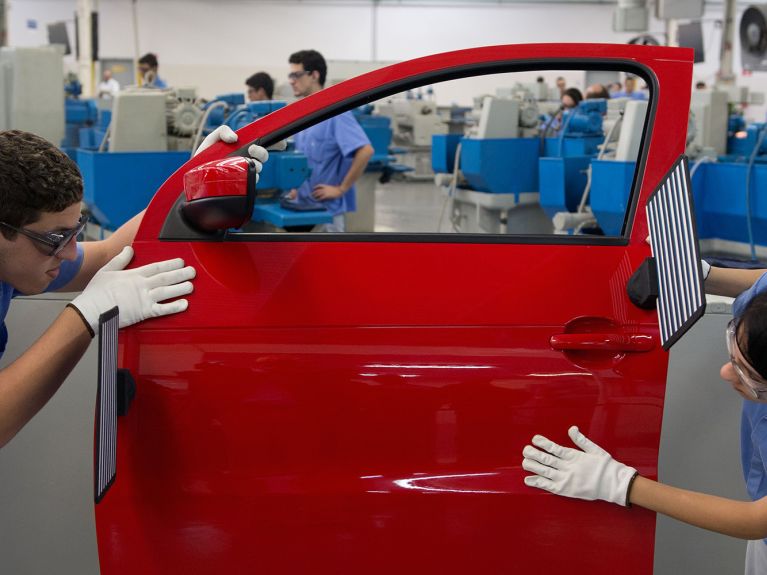 Montagem numa fábrica da Volkswagen no Brasil 