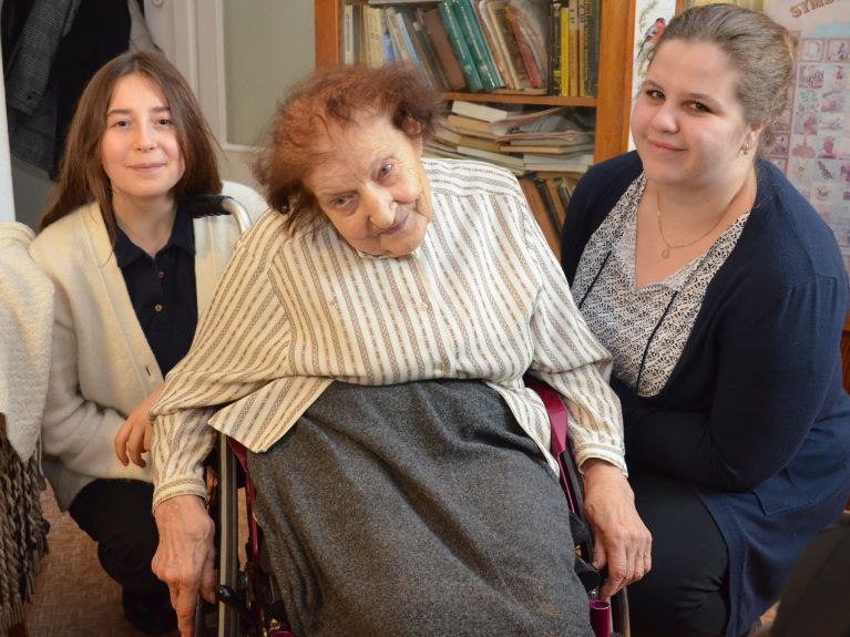 ocalała z Auschwitz Anna Szałaśna z Ruth Dahlhoff (po lewej) i Juliane Smykallą, wolontariuszkami Akcji Znaku Pokuty. 