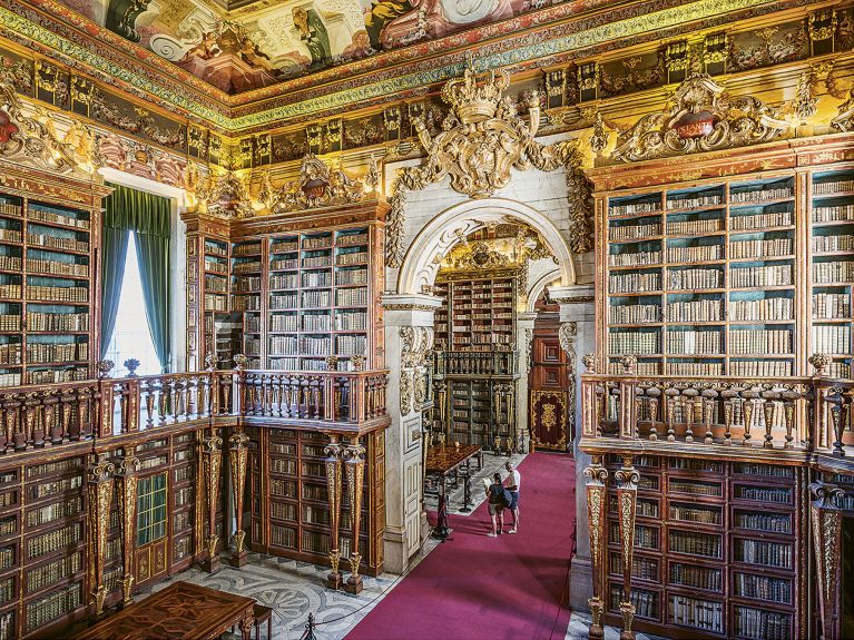 巴洛克风 格的杰作：葡萄牙的若昂尼纳图书馆。