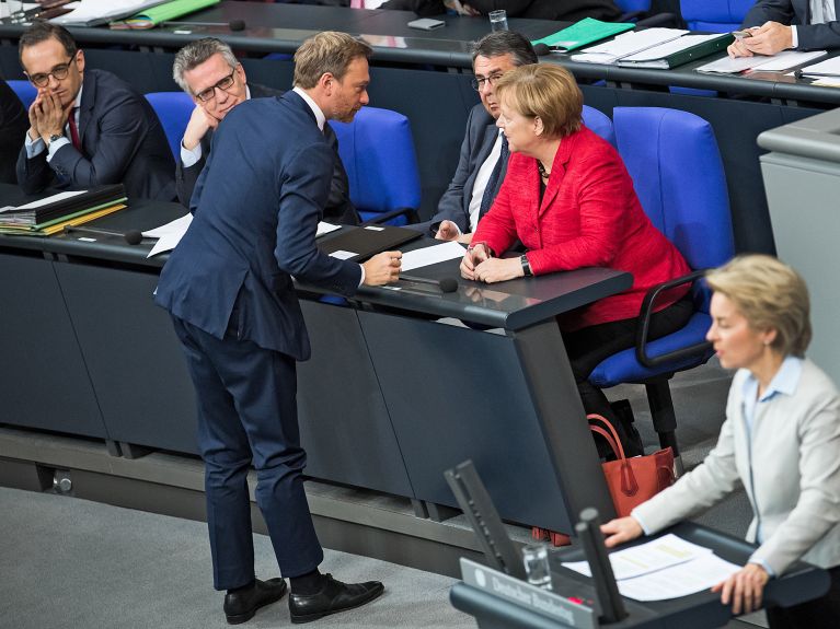 Angela Merkel, la canciller federal, en conversación con Christian Lindner, jefe del FDP