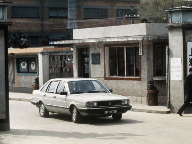 1985年工厂门口处的一辆大众桑塔纳轿车