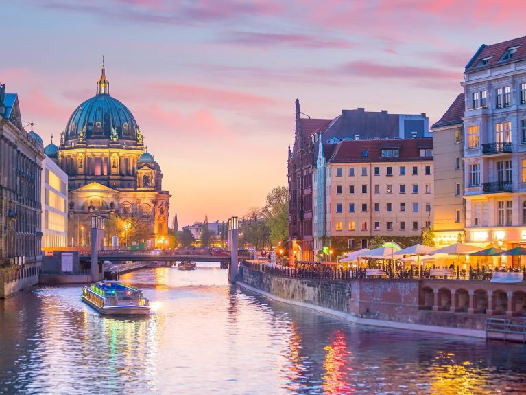 Berlin: Spree Nehri ve geri planda Katedral.