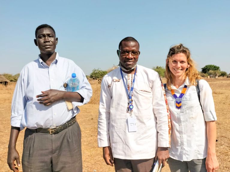 زابينه أرنولد مع زميلين من جنوب السودان