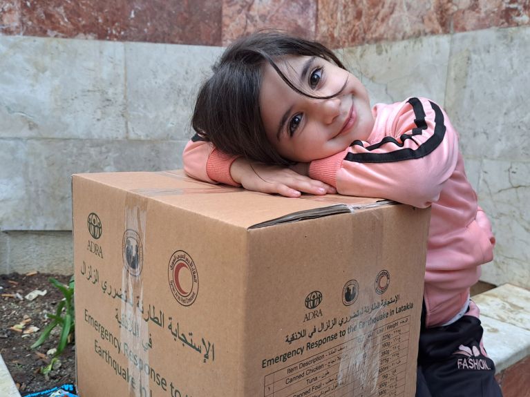 وكالة السبتية للتنمية والإغاثة الألمانية غير الحكومية تُقدّم الدعم بحزم مساعدات في الشمال السوري.