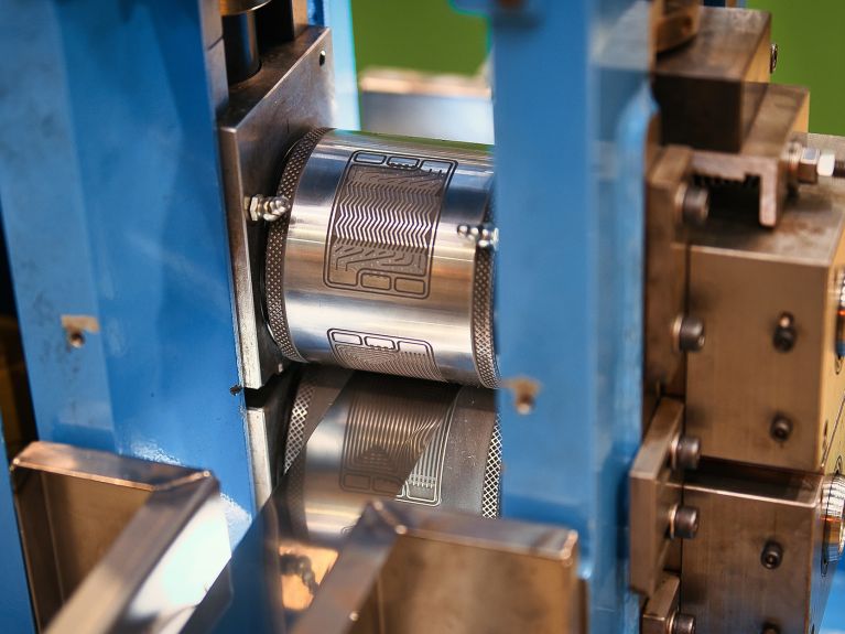弗劳恩霍夫机床与成型技术研究所的成果：现在，双极板也可以通过滚筒冲压生产。