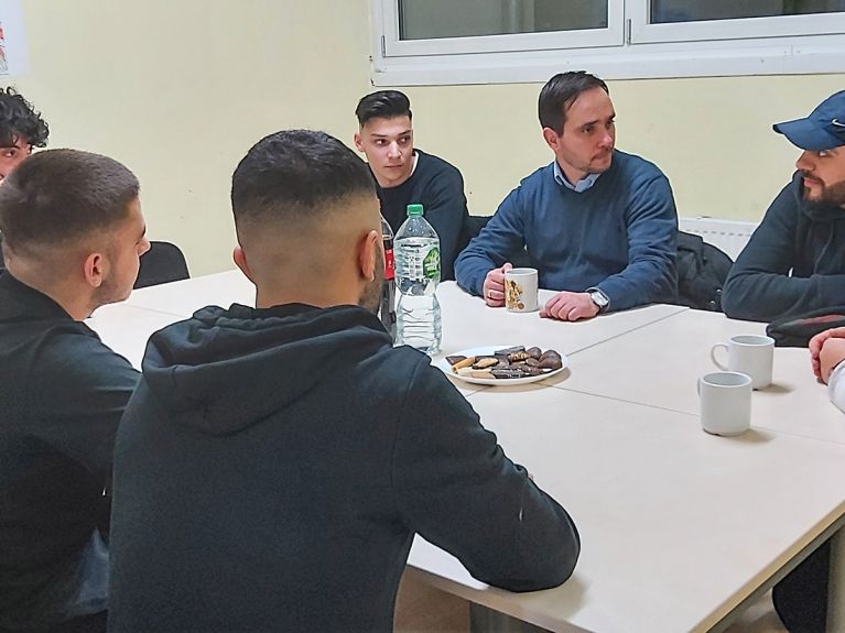 Dortmund’da “Anayasa Öğrencileri” Serkan Sanivar’la sohbet ederken