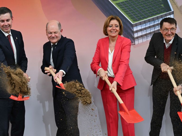 Kanclerz Niemiec Olaf Scholz (drugi od lewej) podczas symbolicznej ceremonii wmurowania kamienia węgielnego pod nową fabrykę amerykańskiego koncernu farmaceutycznego Lily 