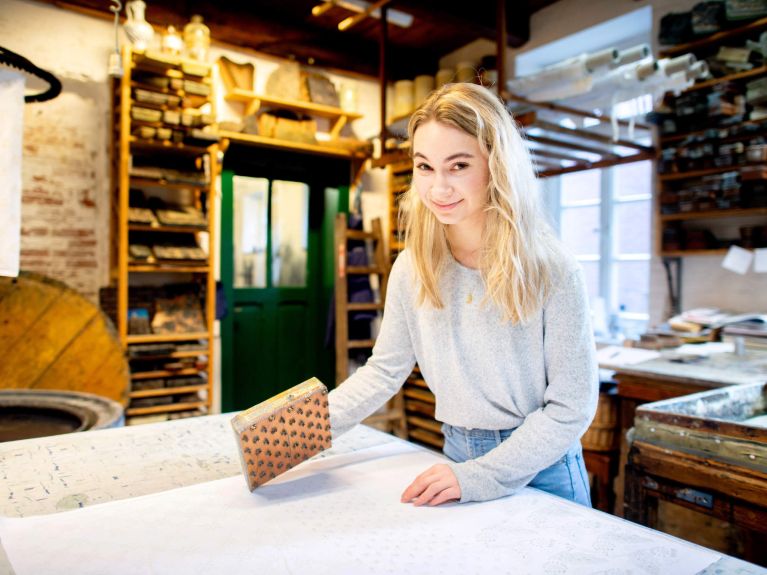 Blaudruckerin Sabrina Schuhmacher in ihrer Werkstatt in Jever 