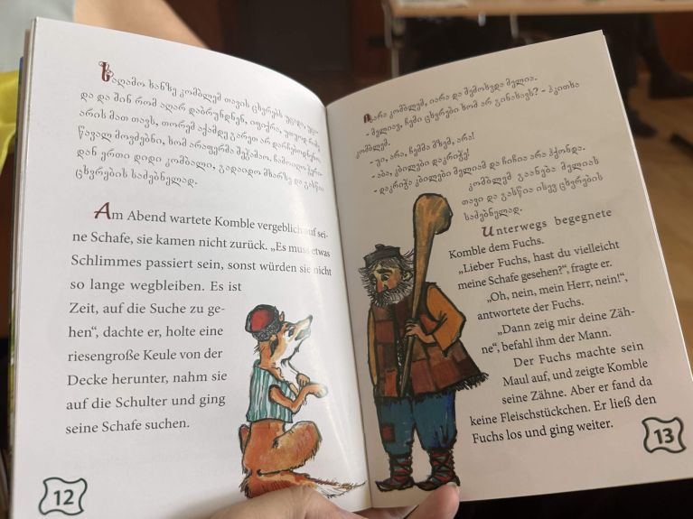 Libro de cuentos georgiano con traducción al alemán  