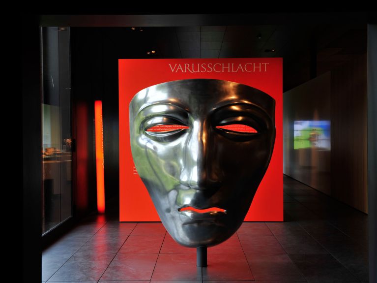 Vor 2000 Jahren verloren: Nachbildung der Maske eines römischen Reiters im Museum Kalkriese. 