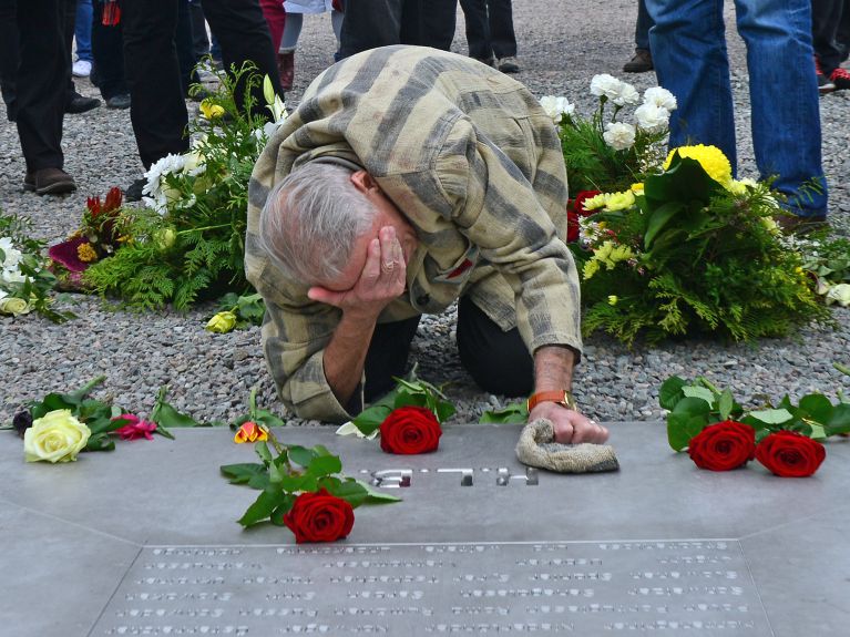 Выживший узник концлагеря Александр Бычок из Киева на поминальной церемонии в 2014 году.