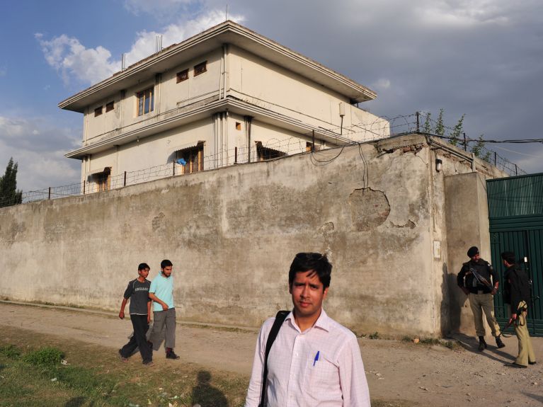 Hasnain Kazim em 2011, em frente à residência de Osama Bin Laden em Abbottabad, Paquistão. 