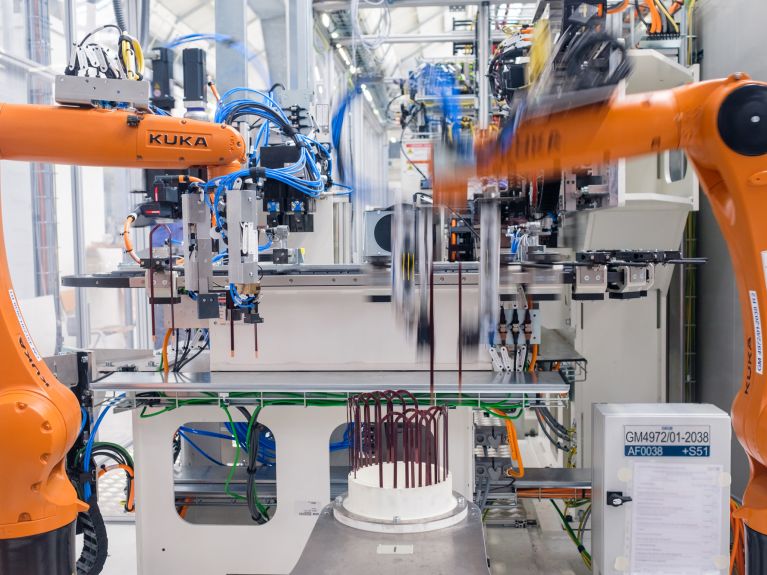 Roboter bauen Elektromotoren für Autos.