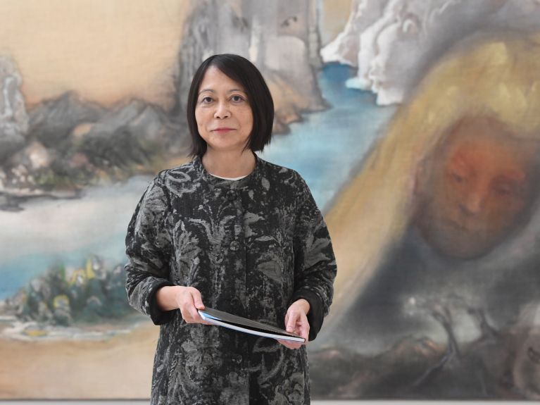 Leiko Ikemura diante de uma de suas obras