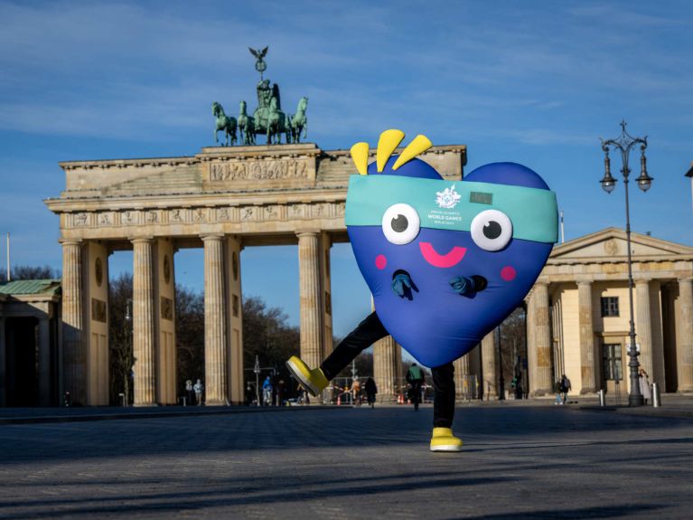 La mascotte des Jeux devant la porte de Brandebourg à Berlin. 