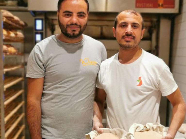 烘焙师Mohamad Hamzaalemam和售货员Naser Yusofzai