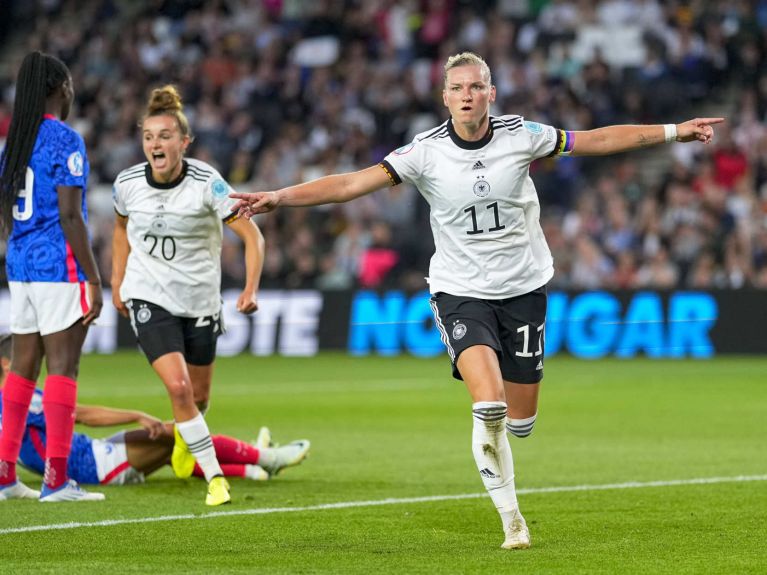 Капитан Александра Попп радуется забитому голу на чемпионате Европы 2022. 