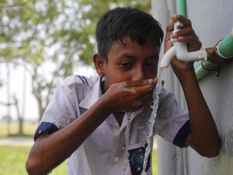 يعتبر توفير المياه من الموضوعات الصحية المحورية في بنغلاديش. 