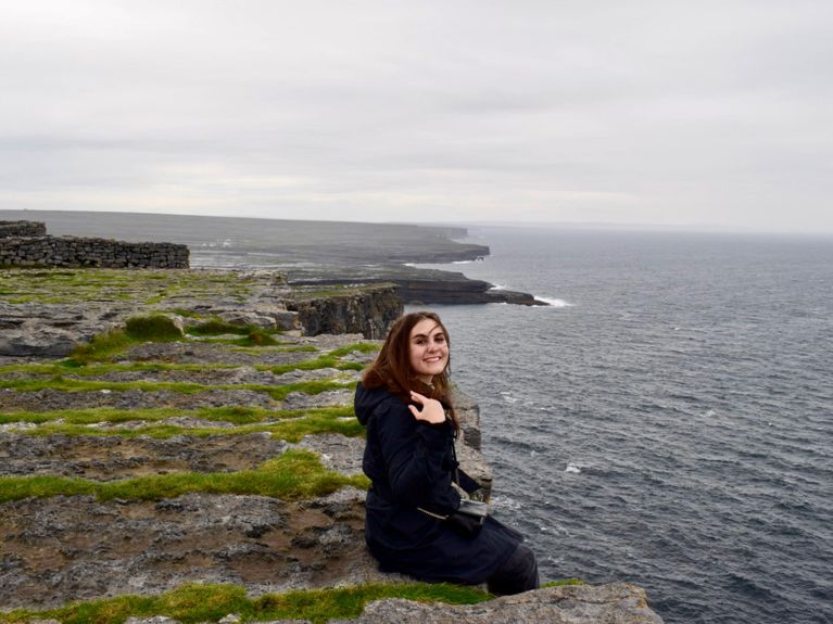 هيلينا بومر خلال رحلة في كورك، أيرلندا