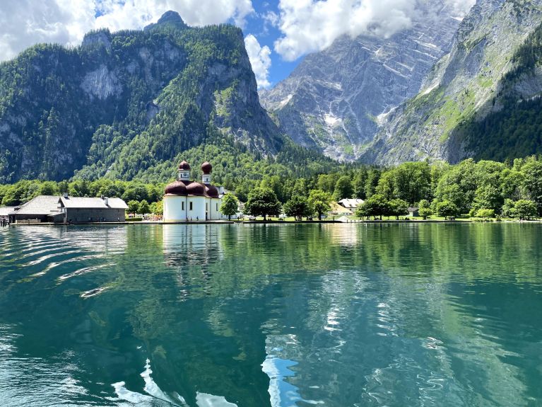     Crystal-clear lake, picturesque church: adorned with red onion domes and domed roofs, St. Bartholomew’s pilgrimage church is situated by Lake Königsee.  