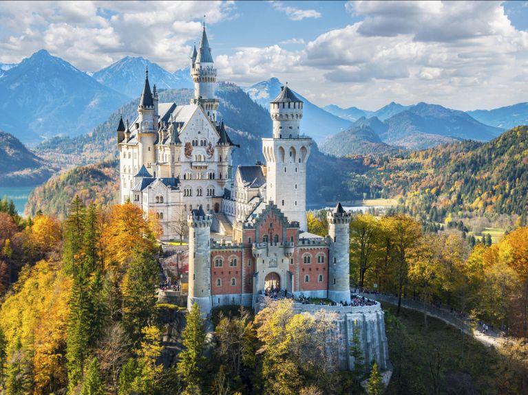     Un décor de conte de fées : le château de Neuschwanstein, mondialement connu, se trouve au bord des Alpes, à Schwangau.  