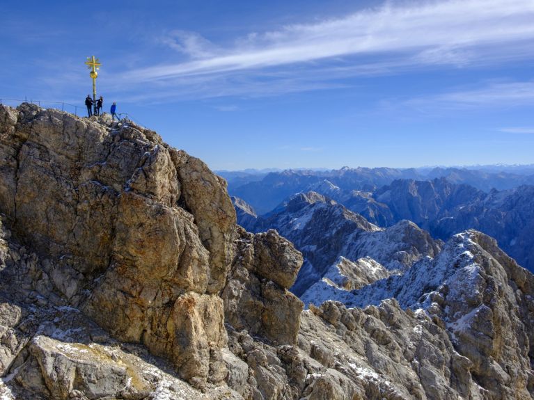     على القمة: ترتفع قمة تسوغ شبيتسة 2962 مترا وهي أعلى قمة في ألمانيا.  