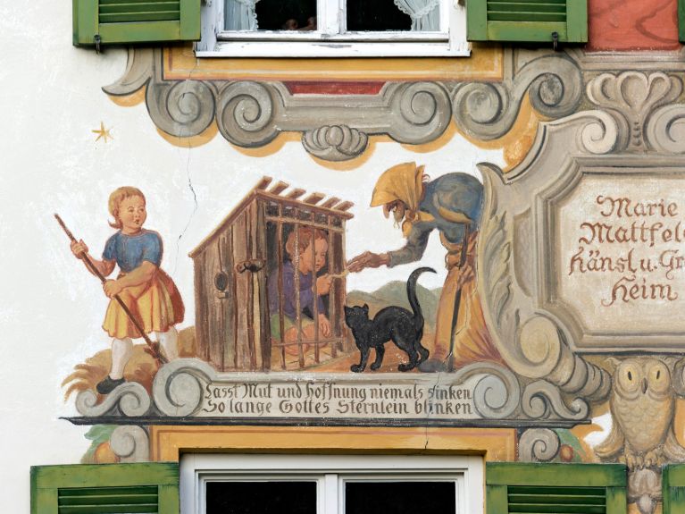 在巴伐利亚州奥博阿默高一栋房子上的童话场景。