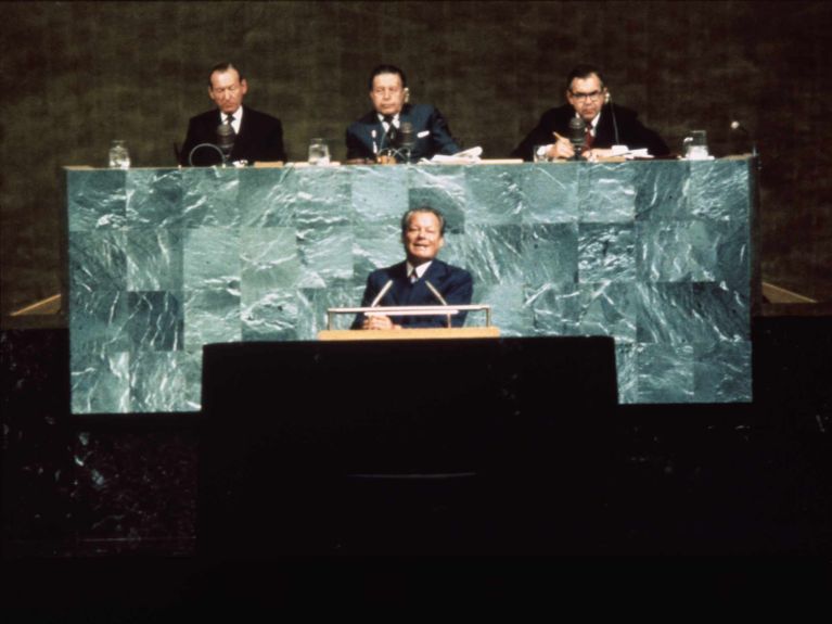 1973 年，当时的德国总理维利·勃兰特在联合国大会上发言。 