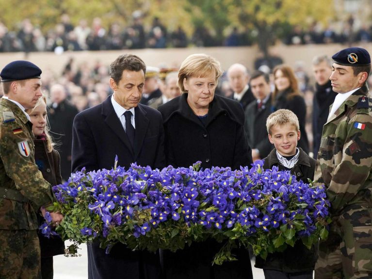2009 : La chancelière Angela Merkel et le président Nicolas Sarkozy commémorent la fin de la Première Guerre mondiale à Paris. C’est la première fois qu’un chef de gouvernement allemand participe à une telle cérémonie. 