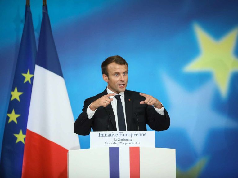2017: Frankreichs Präsident Emmanuel Macron kündigt eine noch engere Partnerschaft mit Deutschland und Pläne zur „Neugründung“ der EU an. 