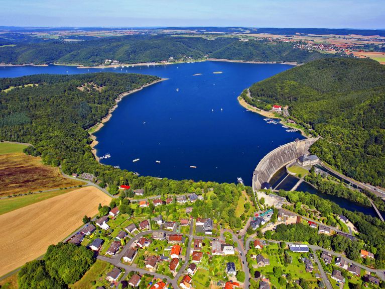     El agua como fuente de energía: El lago Edersee de Hesse es uno de los embalses más grandes de Alemania. En la región, desempeña un papel central para el suministro local de agua y la generación de energía. Además, el lago también es importante como atractivo turístico de la región: se encuentra dentro del parque nacional Kellerwald-Edersee, designado Patrimonio Natural Mundial de la UNESCO. 