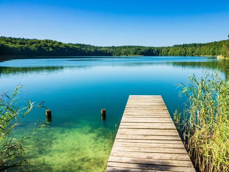     Un paraíso para los amantes de la naturaleza: Con más de 1000 lagos, entre los que se encuentra el imponente Müritz, la meseta de lagos de Mecklemburgo es la cuenca fluvial y zona de lagos continua más grande de Alemania.  
