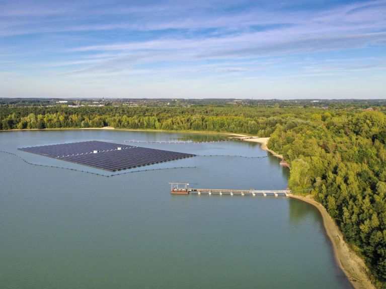     Excursiones sostenibles: El lago Silbersee en Renania del Norte-Westfalia es un lago artificial en el que la gente puede bañarse. En el año 2022, se inauguró en el lago la instalación fotovoltaica flotante más grande de Alemania.  