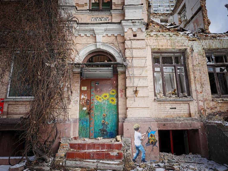 基辅一栋被毁的公寓楼上的壁画 