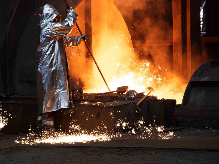 Pracownik produkcji stali w Thyssenkrupp Steel w Duisburgu 