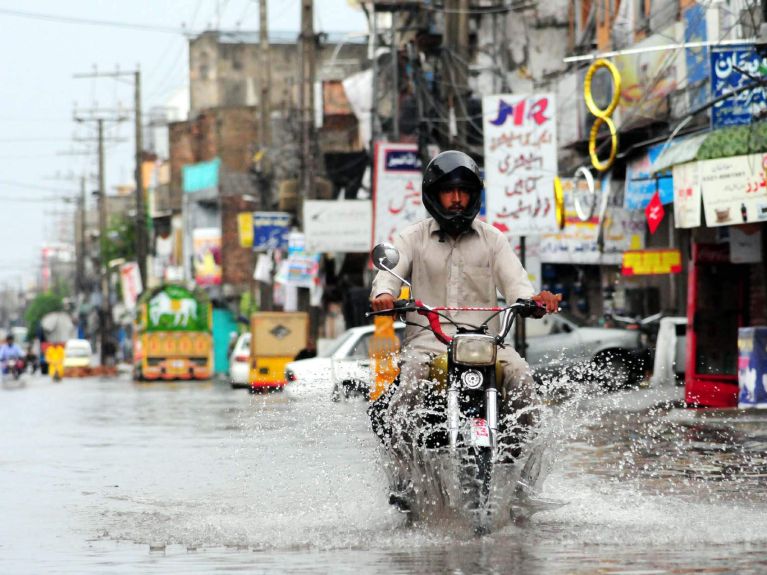 Как и многие страны, Пакистан страдает от изменения климата.