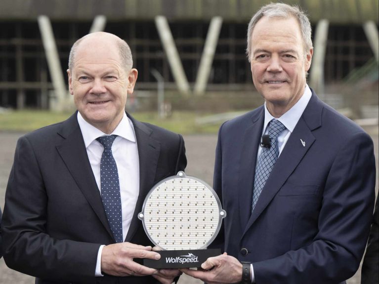 新的芯片工厂：朔尔茨总理与沃孚公司首席执行官洛威合影 