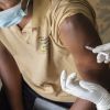 Ein Mitarbeiter des ruandischen Gesundheitswesens wird geimpft.  